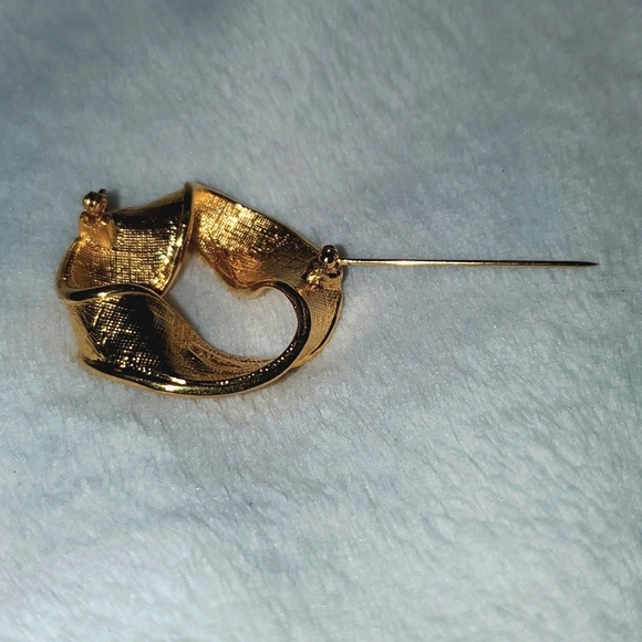Napier Gold Tone Twisted Ribbon Brooch - Picture 6 of 8